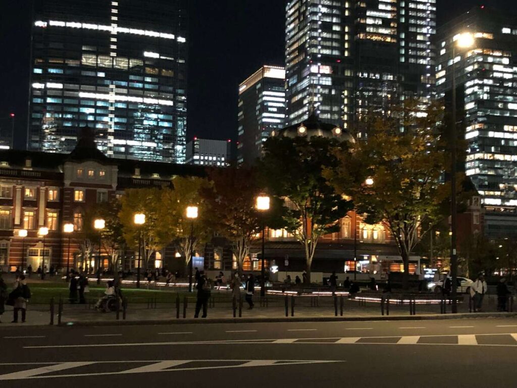 夜の東京駅とビル