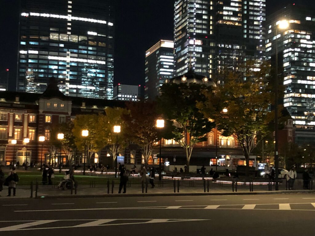東京駅とビル